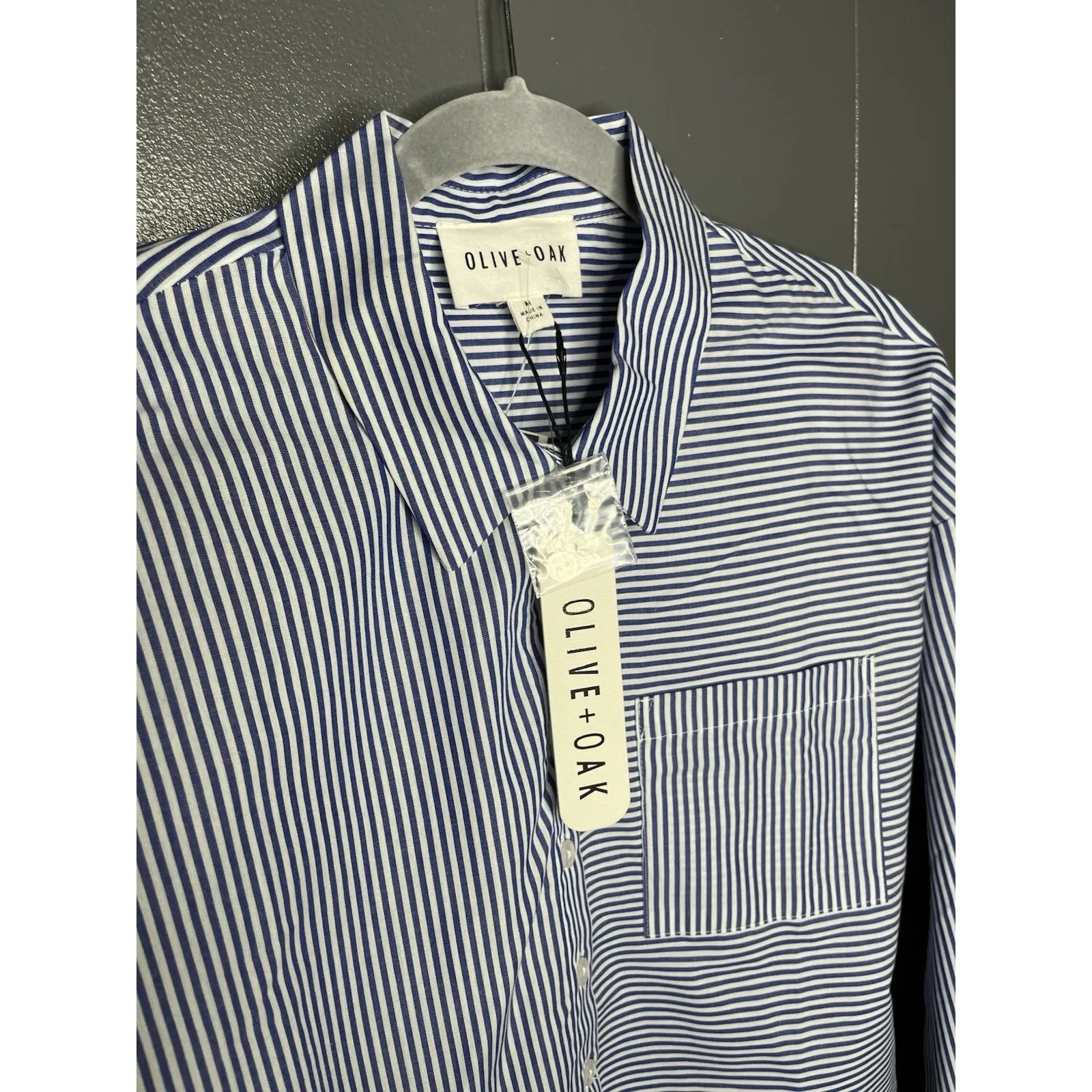 NWT OLIVE+ OAK Women's Striped Cropped Shirt Medium - Image 2