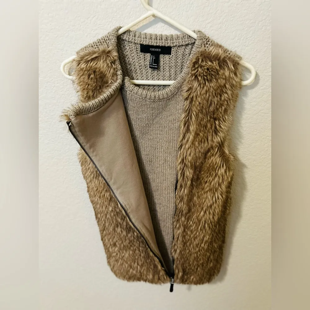 Forever 21 Brown Knit Vest with Faux Fur Size Small Like New - Image 2