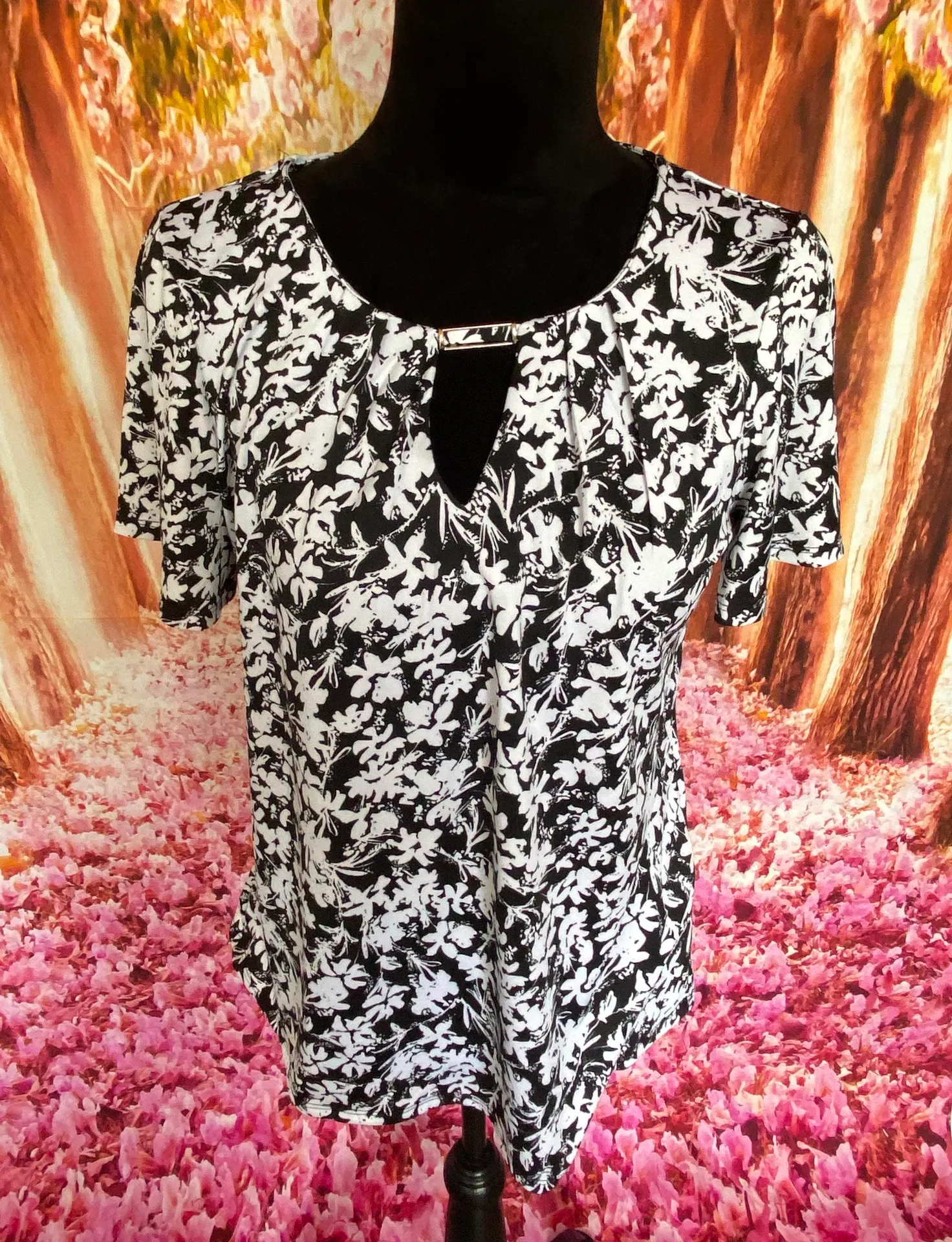 Women’s Floral Black/White Top Blouse Sz Medium - Image 2