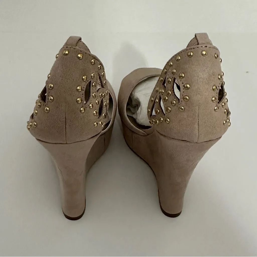 NIB JustFab Clea Nude Studded Cutout Wedge Heels Sandals Size 8.5 Platform Shoes - Image 3