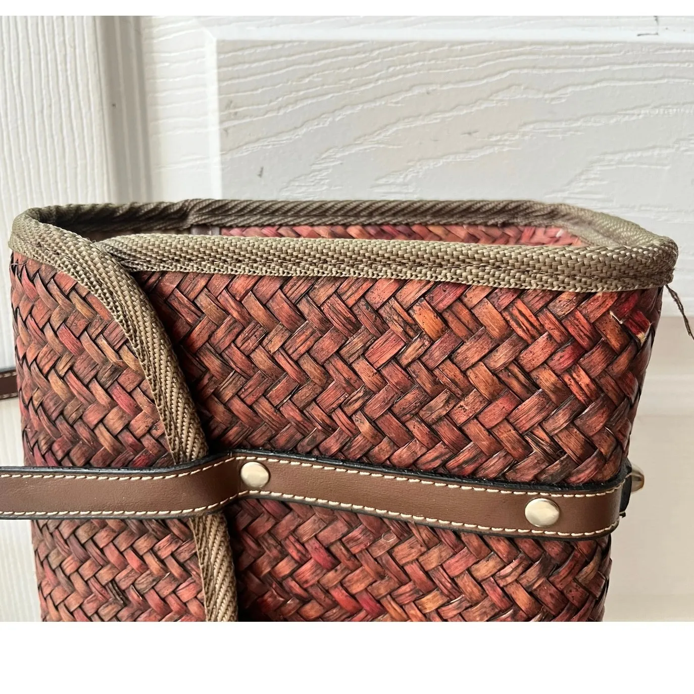 Woven Brown Red Natural Straw Kiss Lock Feet Structured Satchel Bag Flaw - Image 2