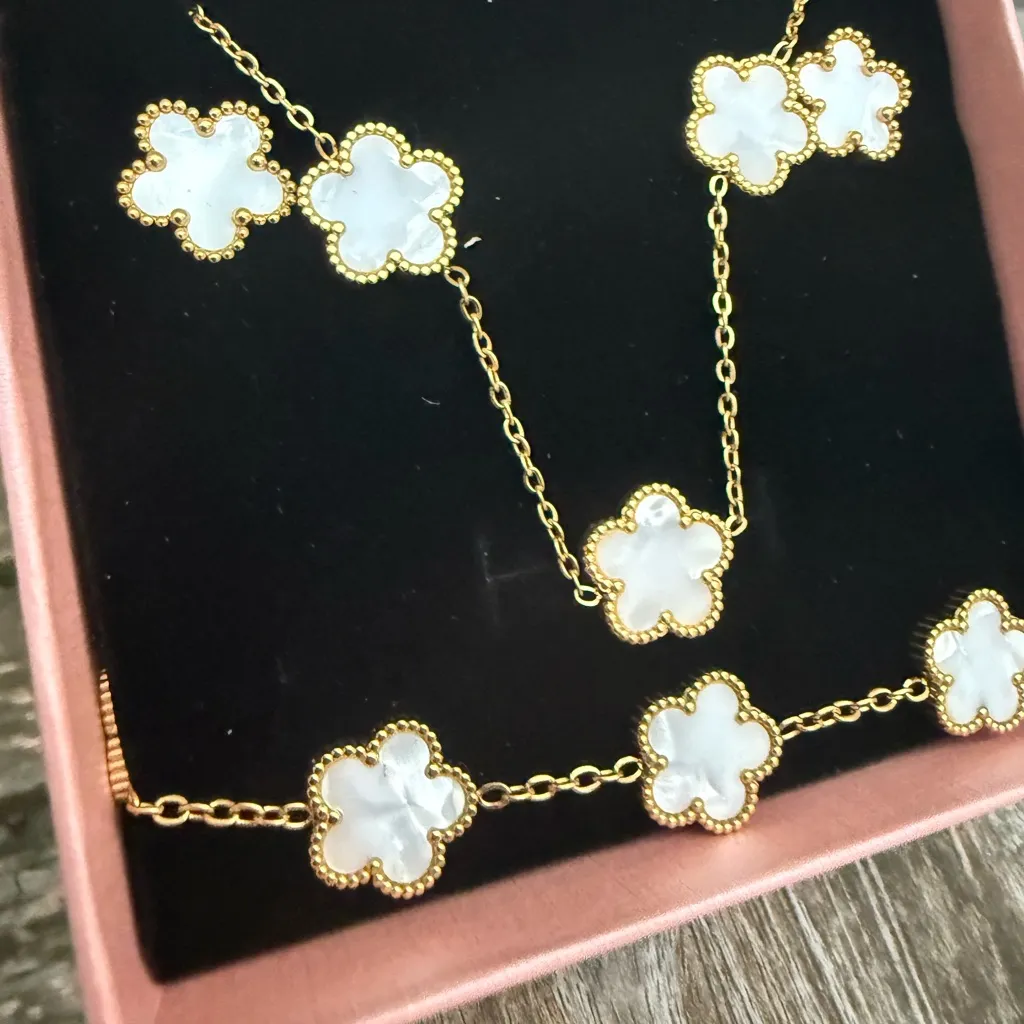 Gold Plated White Clover Flower Bracelet Necklace Earrings Jewlery‎ Box - Image 2