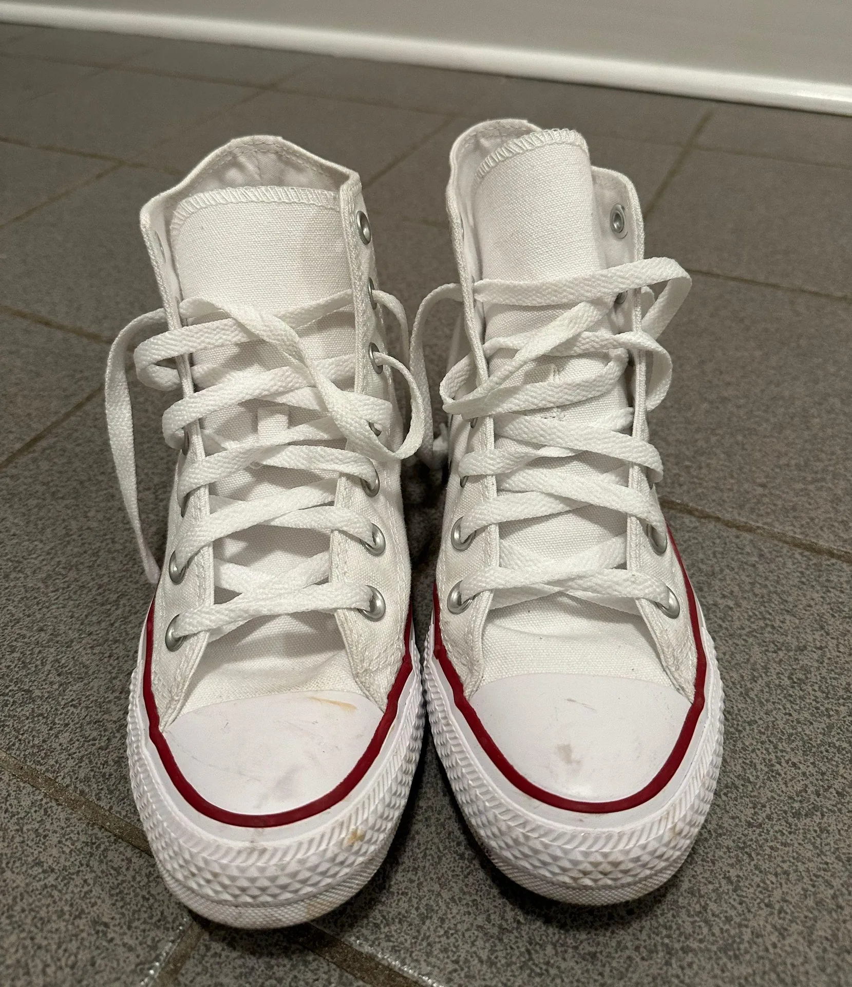 Converse Chuck Taylor All Star Classic White High-Top - Image 2