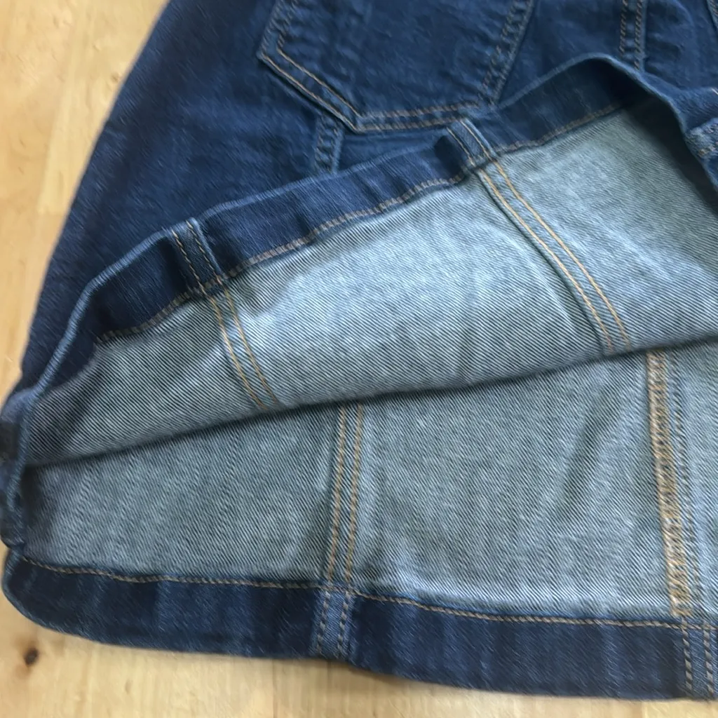 Banana Republic dark wash Jean skirt with button fly EUC - Image 5