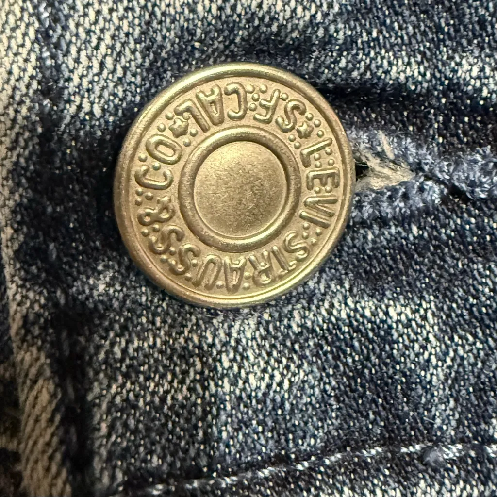 Vintage Levi's High Rise Large Pockets Blue Denim Shorts Size 8 - Image 6