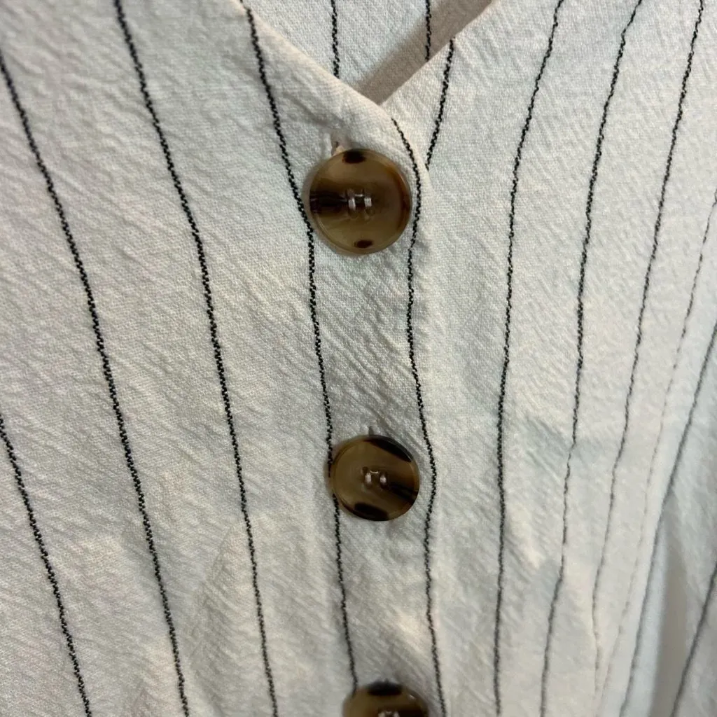 Urban Romantics  Linen Blend Crop Button-Up (Size M) - Image 3