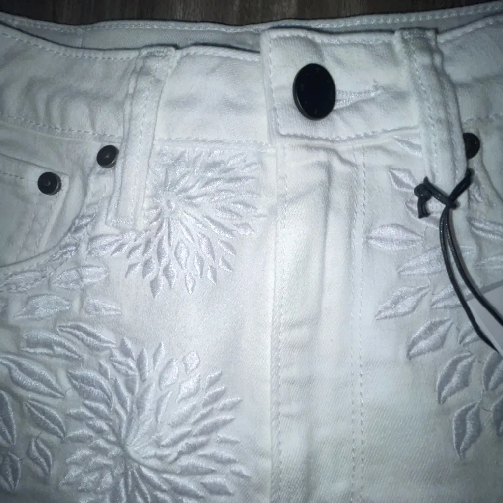 White Denim shorts Floral Embroidered Western Country Cowgirl 26 Waist NEW‎ - Image 3