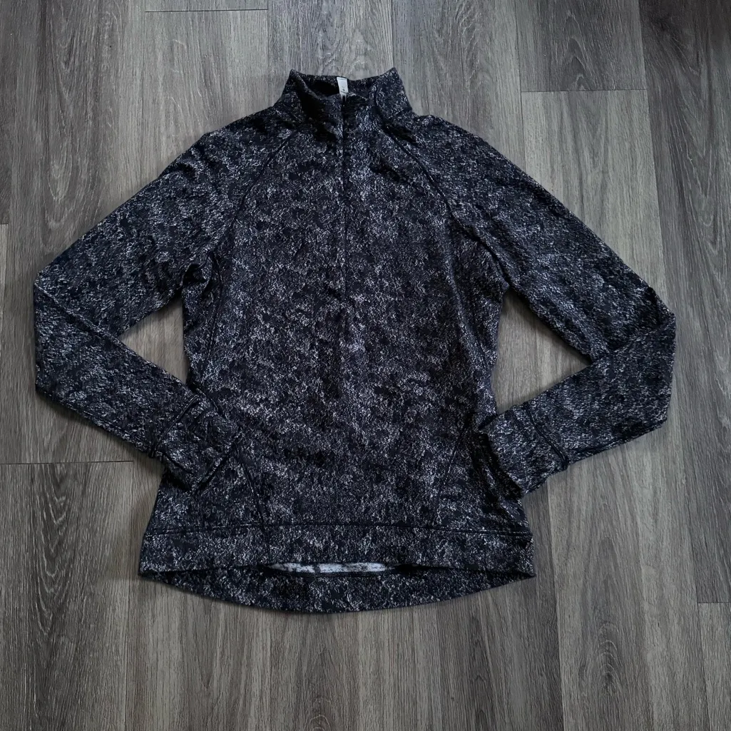 Lululemon Athletica Black and White Outrun the Elements 1/2 Zip Pullover - Image 2