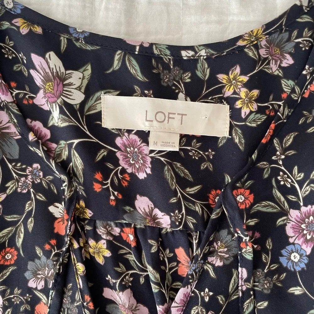 LOFT Wildflower Floral Ruffle Tie Neck Peplum Hem Boho Cottagecore Blouse Size M - Image 7