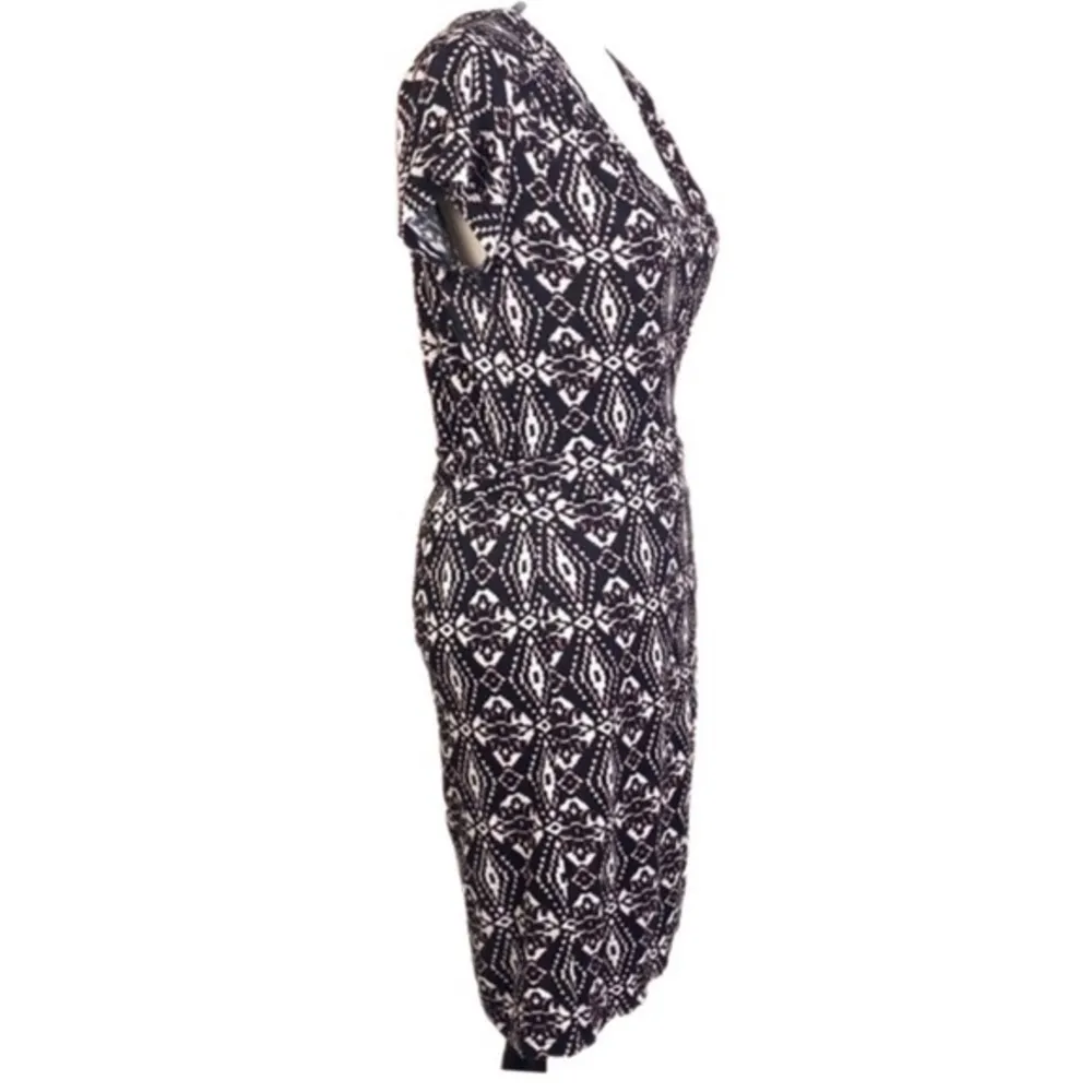 BANANA REPUBLIC FACTORY black and white w/red wrap dress in size Medium. EUC - Image 4