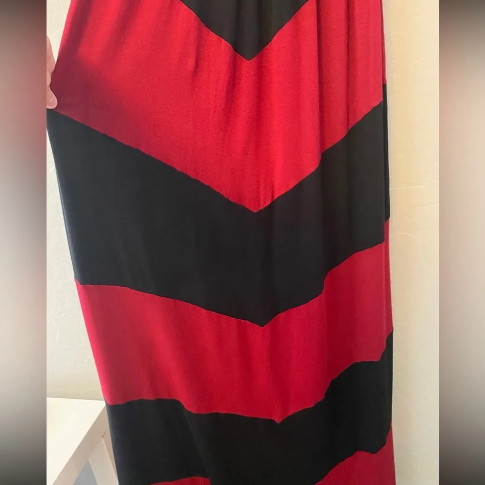 Entro long sleeve black and burgundy chevron maxi dress size small - Image 7