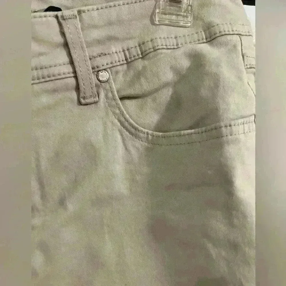 In great condition Bandolino High Rise Straight Leg Jeans Women Lightwash pants - Image 5