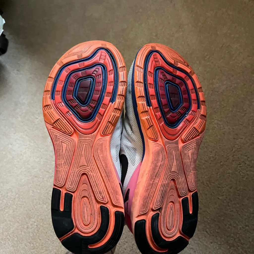 Nike Sneakers with Pink and Blue Highlights - Image 3