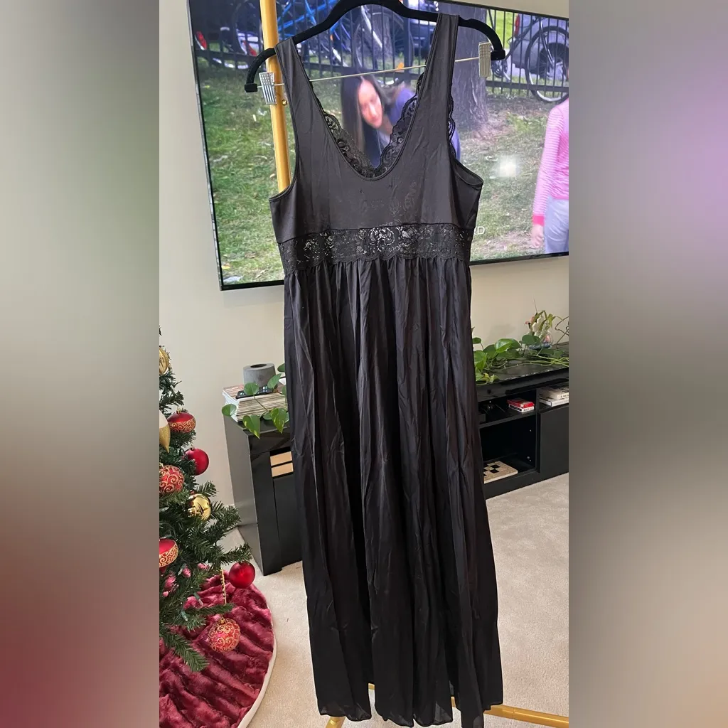 Shadowline size Large Elegant Black Lace Nightgown - Image 2
