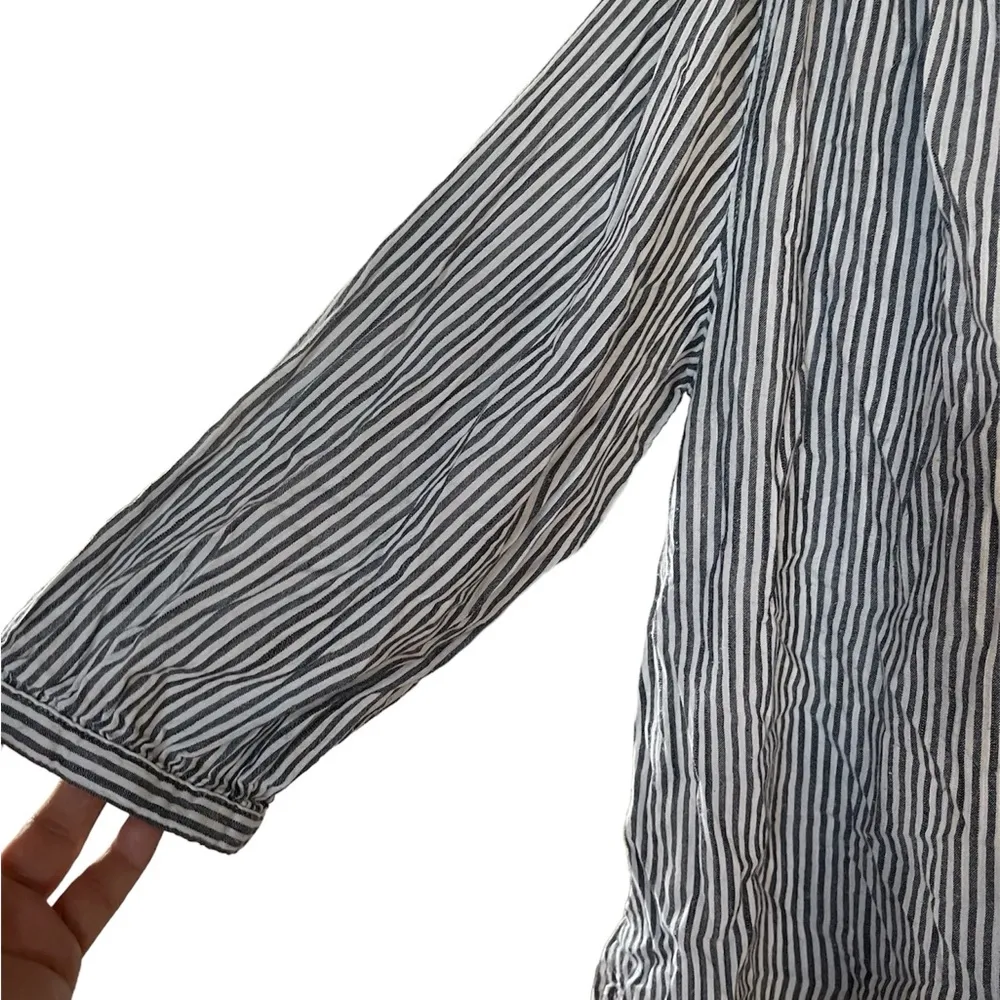 Old Navy white and charcoal gray striped size large - Image 3