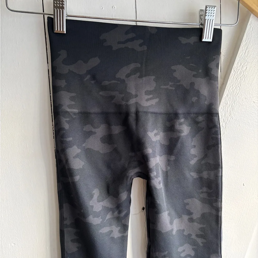 SPANX Seamless Leggings Black Camo Size S - Image 10