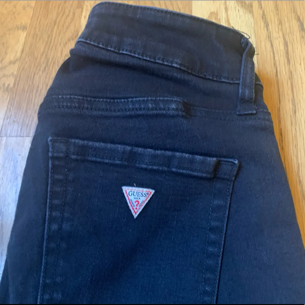 Guess Distressed knee Skinny Jeans size 27 - Image 3