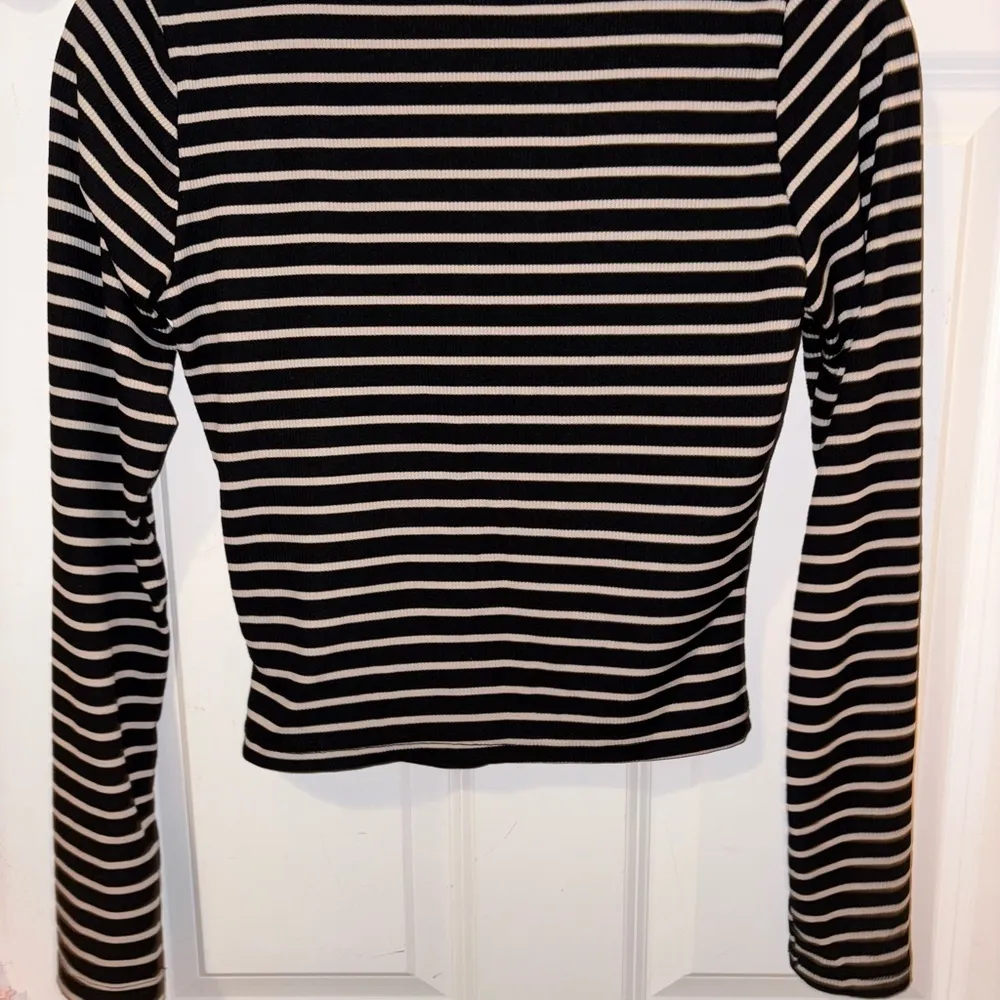 Black and White Cropped Button Down Shirt Size L - Image 2