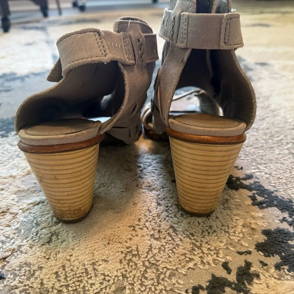 Sorel Nadia Buckle Leather Heeled Sandal in Grey/Kettle Size 8 - Image 9