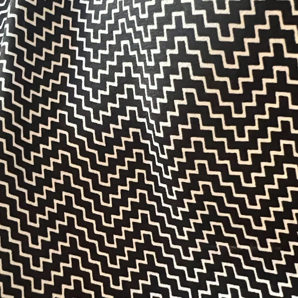 Greylin  Black and White Patterned Sleeveless Blouse - Image 10