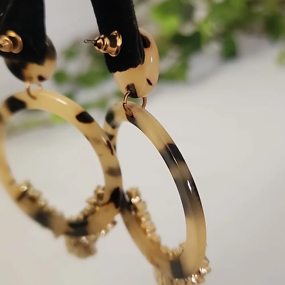 Resin Tortoise with Clear Stones Round Hoop Earrings Brown - Image 7