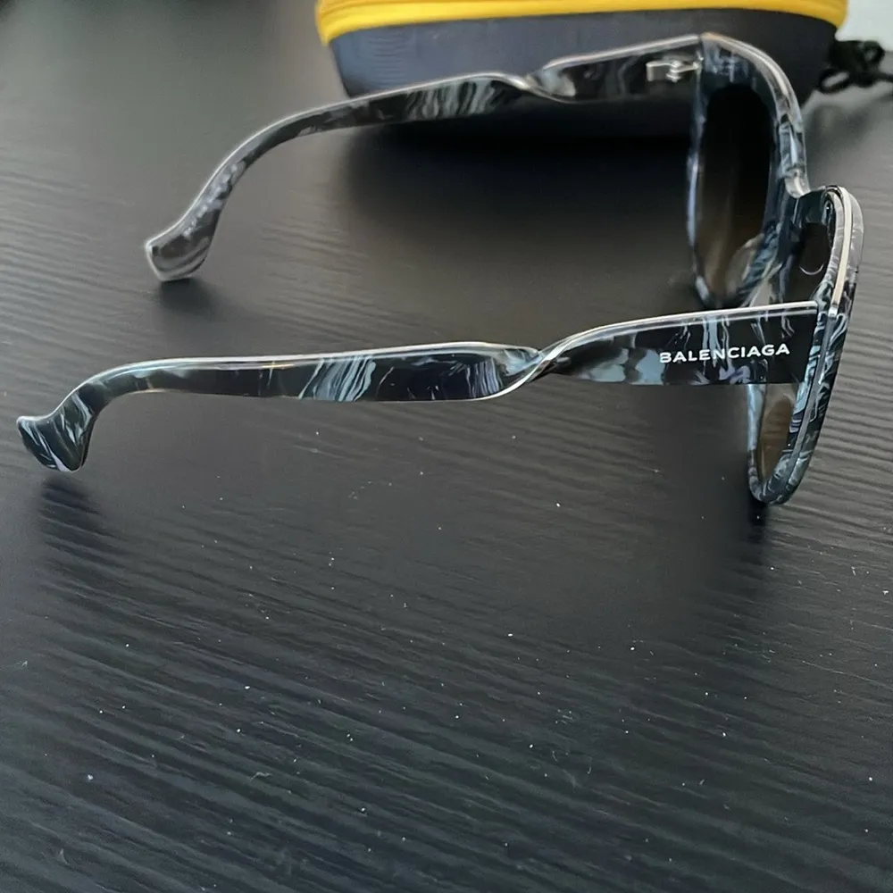 Balenciaga Marbled Cat Eye Sunglasses with case Black - Image 4
