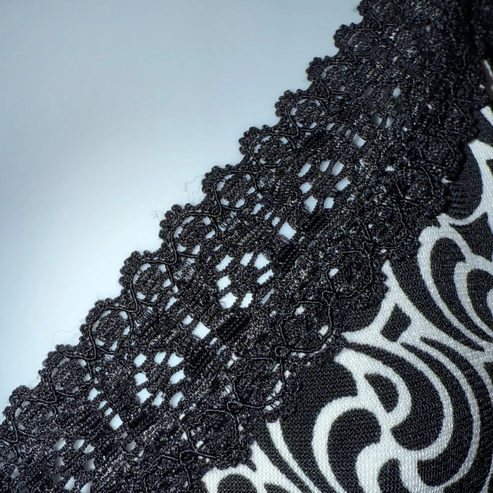 WHITE HOUSE BLACK MARKET Black White Swirl Print Lace Trim Cami Tank Top L - Image 4