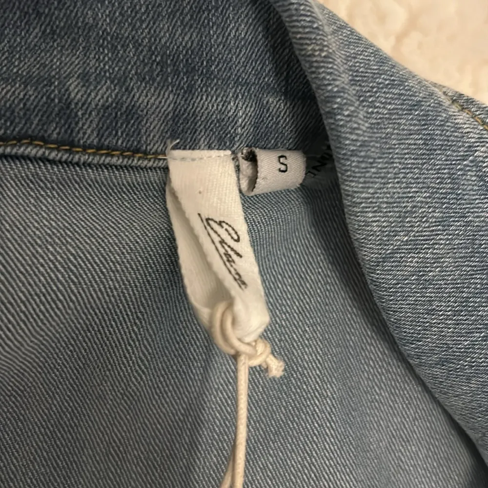 Elan Denim Belted Puff Sleeve Dress - Image 12