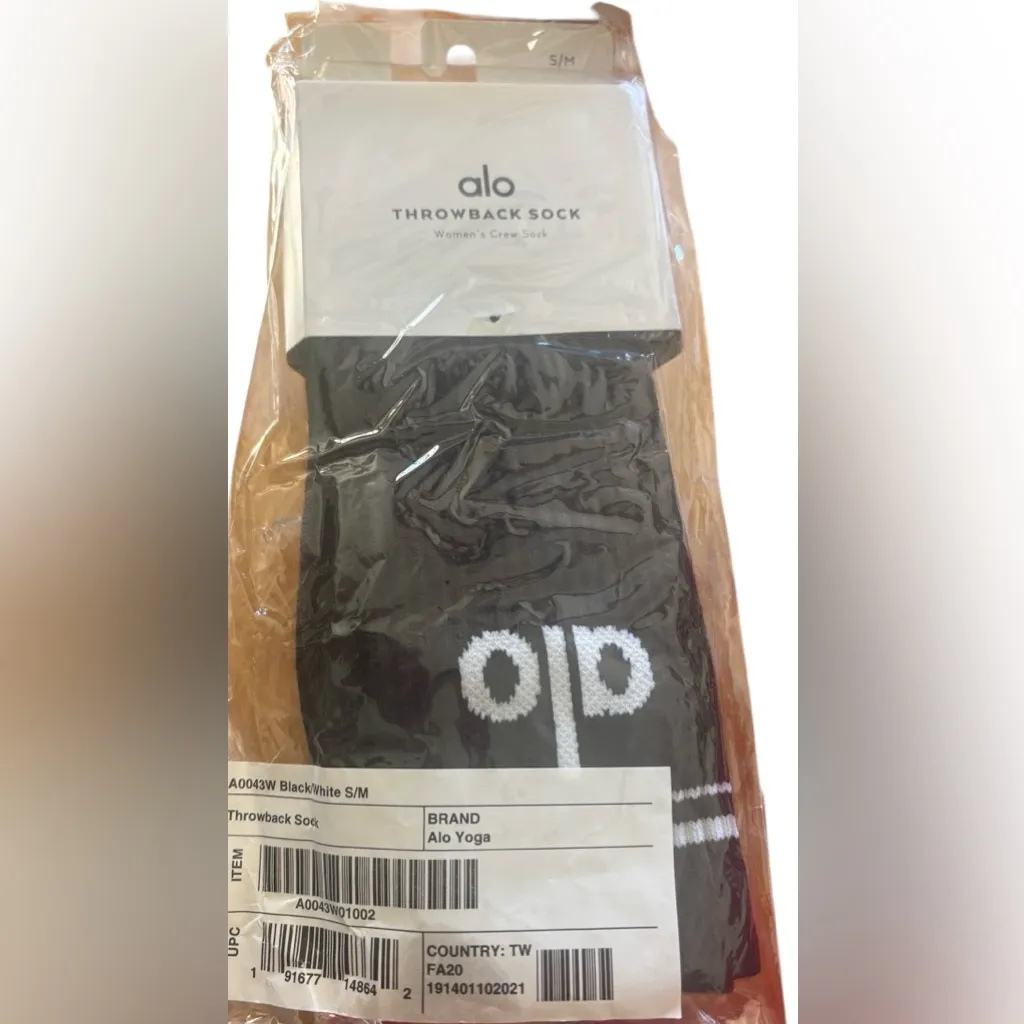 NWT Alo Yoga Womens Throwback  Sock  Black /White  S/M super-soft  Cushioned - Image 2