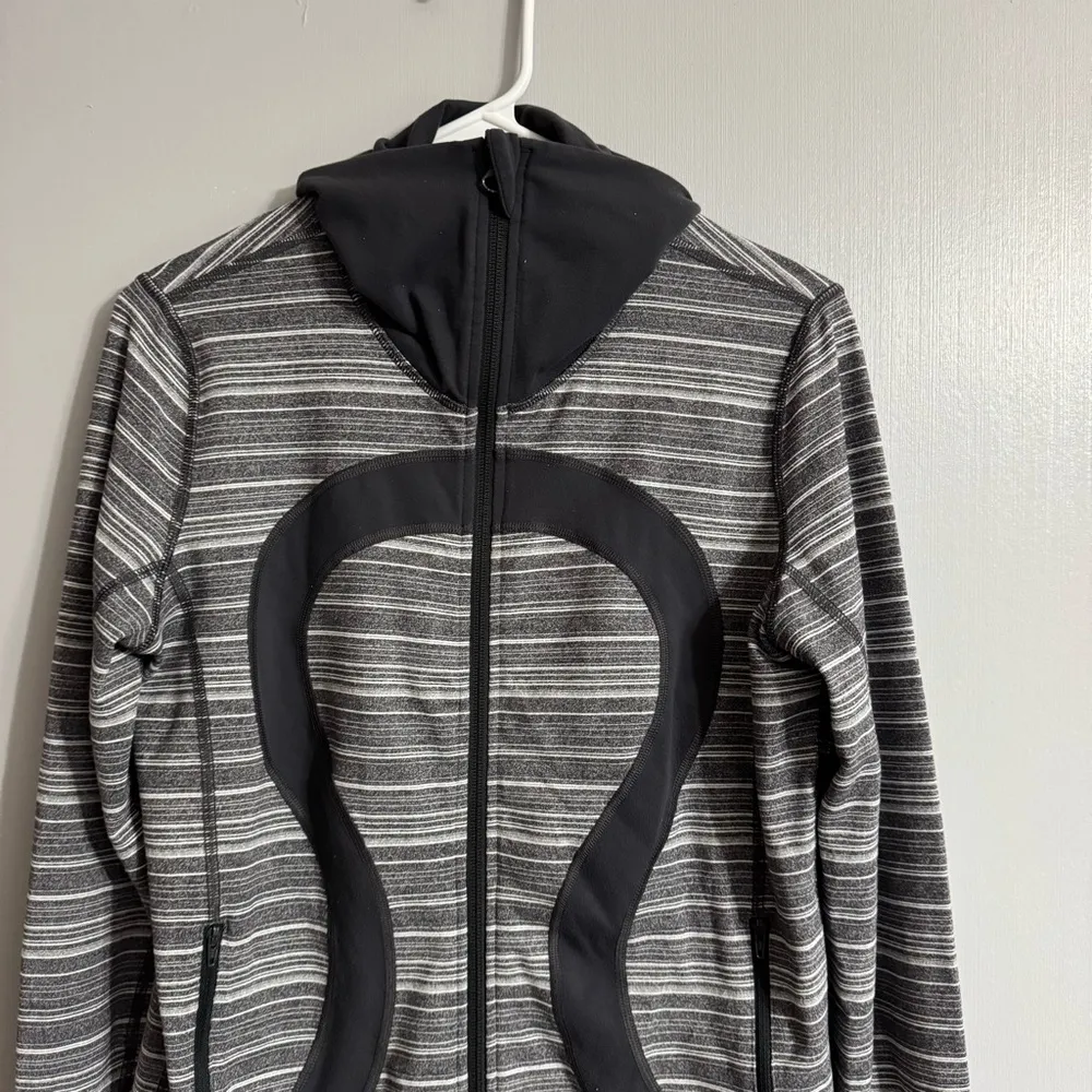 Lululemon Athletica Gray and Black Striped Running Jacket Size 8 - Image 8