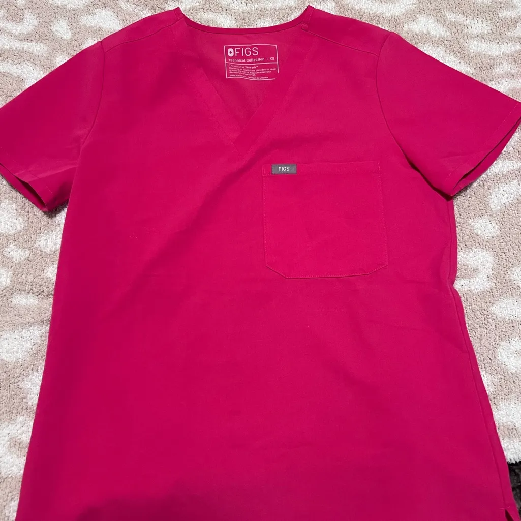 Figs scrub top: shocking pink - Image 3