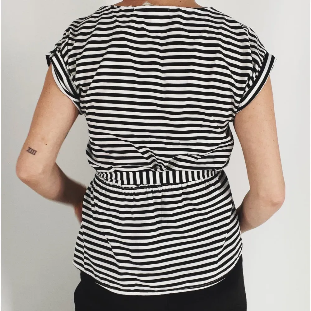 Banana Republic Factory Black and White Short Sleeve Blouse Size XS - Image 3