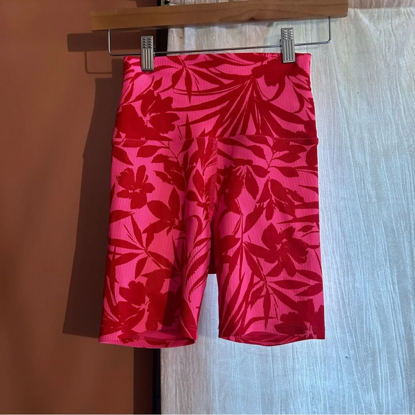 Beach Riot Sport XS Biker Shorts Neon‎ Pink Tropical Floral Athletic NEW $84 - Image 2