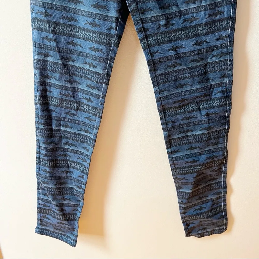 MAUI AND SONS Ladies Throw Back Jeans Size S Riviera Shark Print Blue Skinny NEW - Image 3