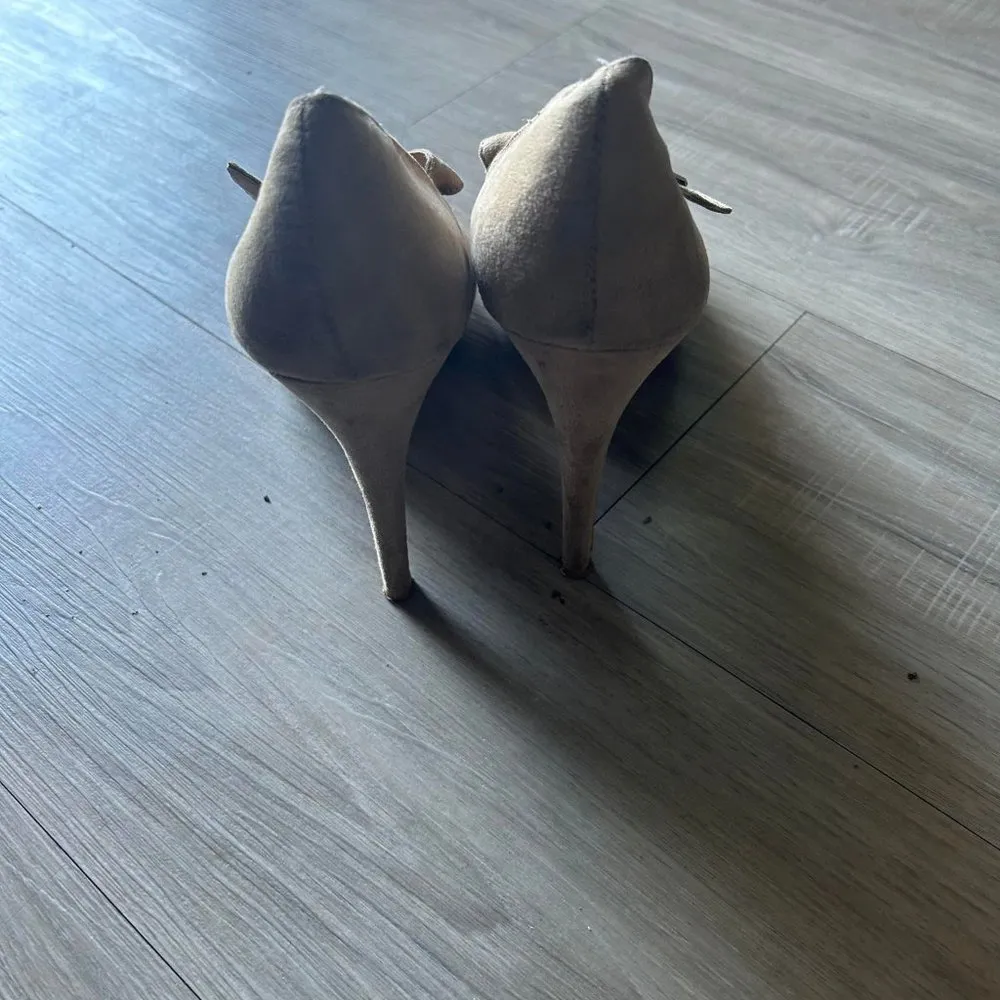 Unveiling Elegance: Women's Used Heel Pumps - Size 10 - Image 4