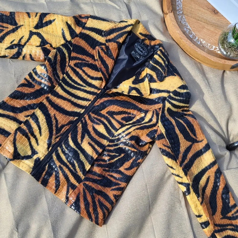 Selene Sport Tiger animal print jacket Size 8 - Image 9