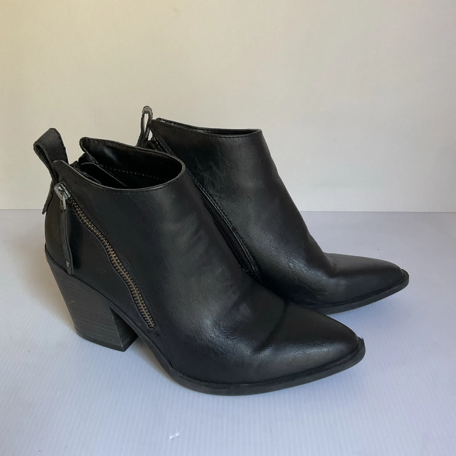 Universal Thread Black Faux Leather Ankle Boots Chunky Heel Zip Side  Size 6.5 - Image 5
