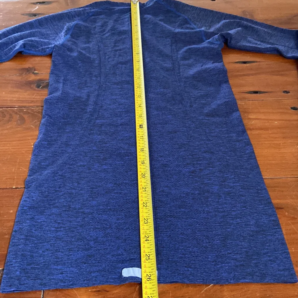 Lululemon Long Sleeve, Crew Neck top with‎ thumb hole, Size 4 - Image 4