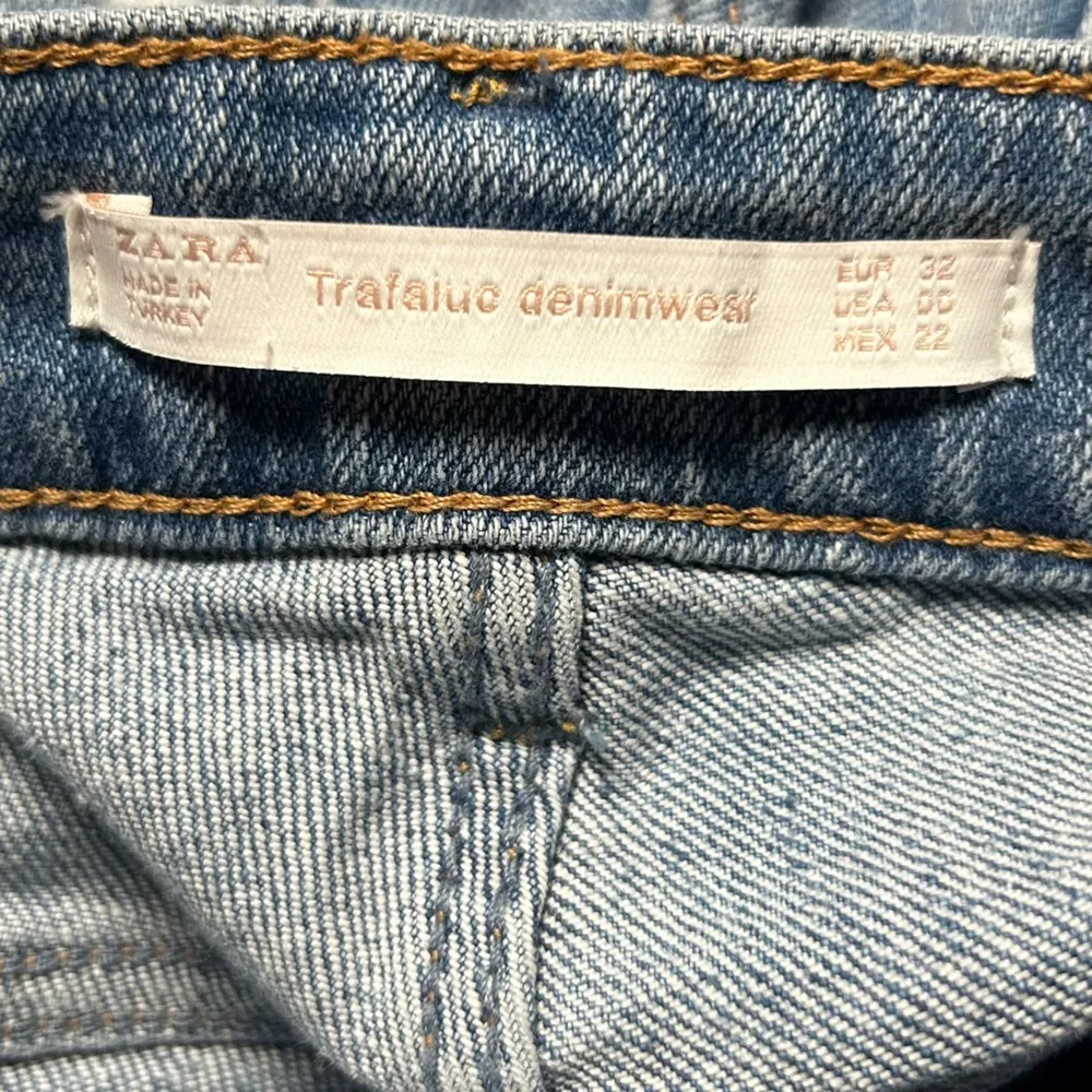 Zara Embroidered Floral Patch Raw Fringe Hem Distressed Denim Bootcut Jeans 00 - Image 3