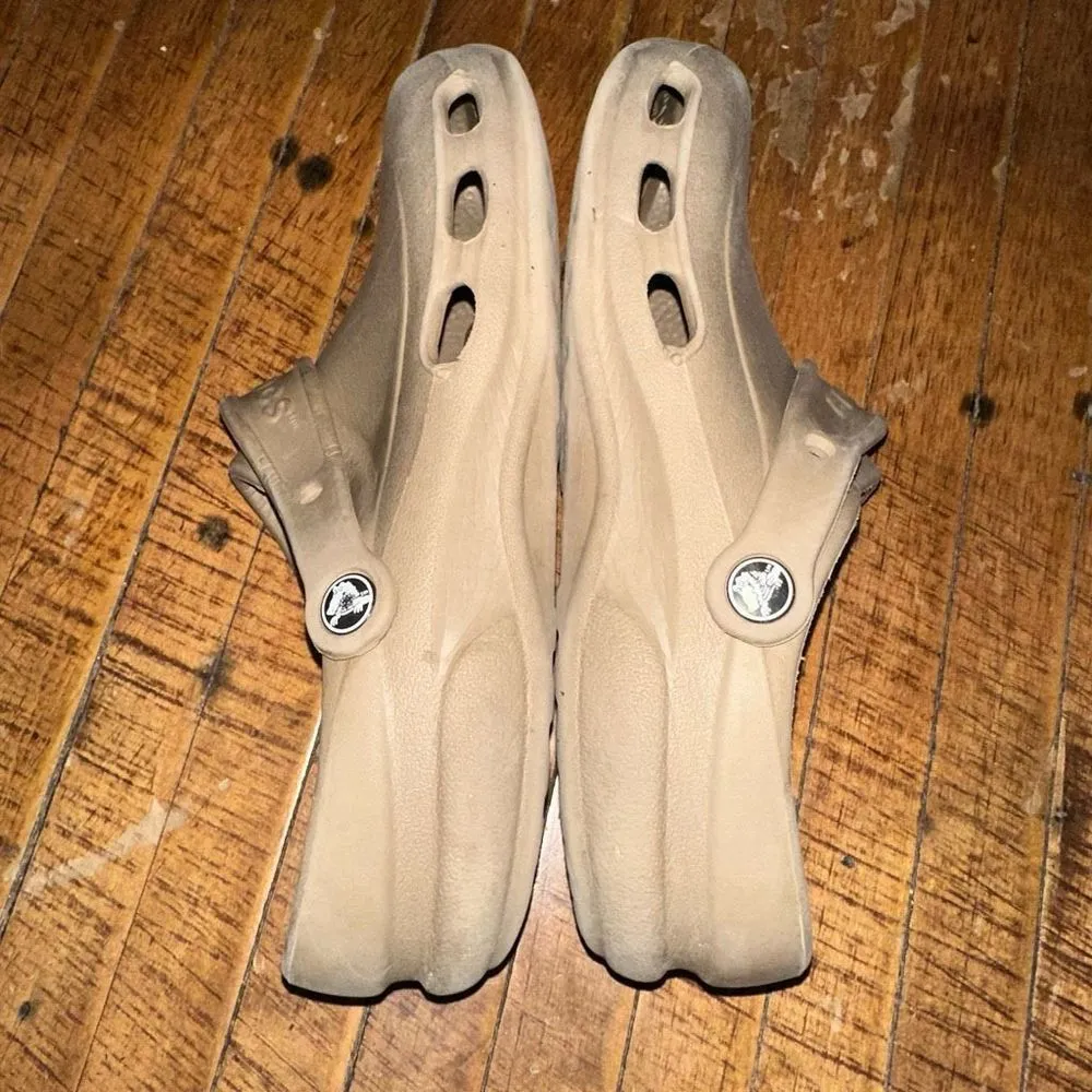 Crocs tan closed toe washable 8/10 rubber slip on clogs - Image 5