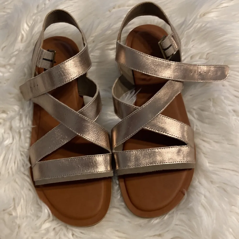 TOMS SANDALS SIZE 10 GOLD COLOR BNWOT LEATHER UPPER - Image 16