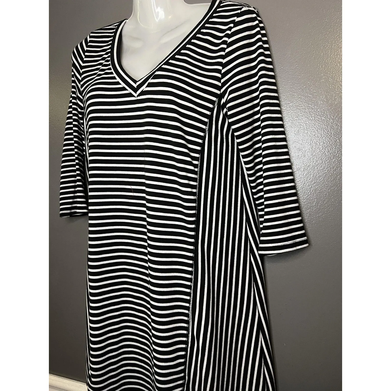 One Clothing Dress Womens Small Black White Stripe 3/4 Sleeve V Neck Rayon - Image 4