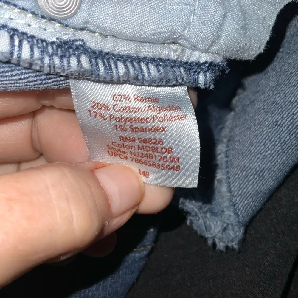 🌸3/$15🌸 No Boundaries Medium Washed Stretchy Fringe Hem Blue Jean Shorts Jr. 3 - Image 4