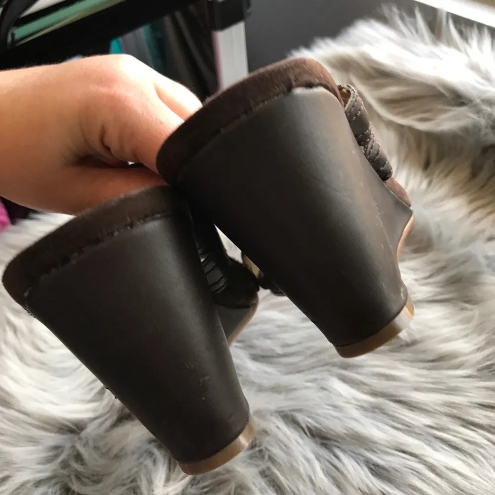 NWOT Unisa Women's Brown Wedge Summer Sandals sz 8 - Image 5