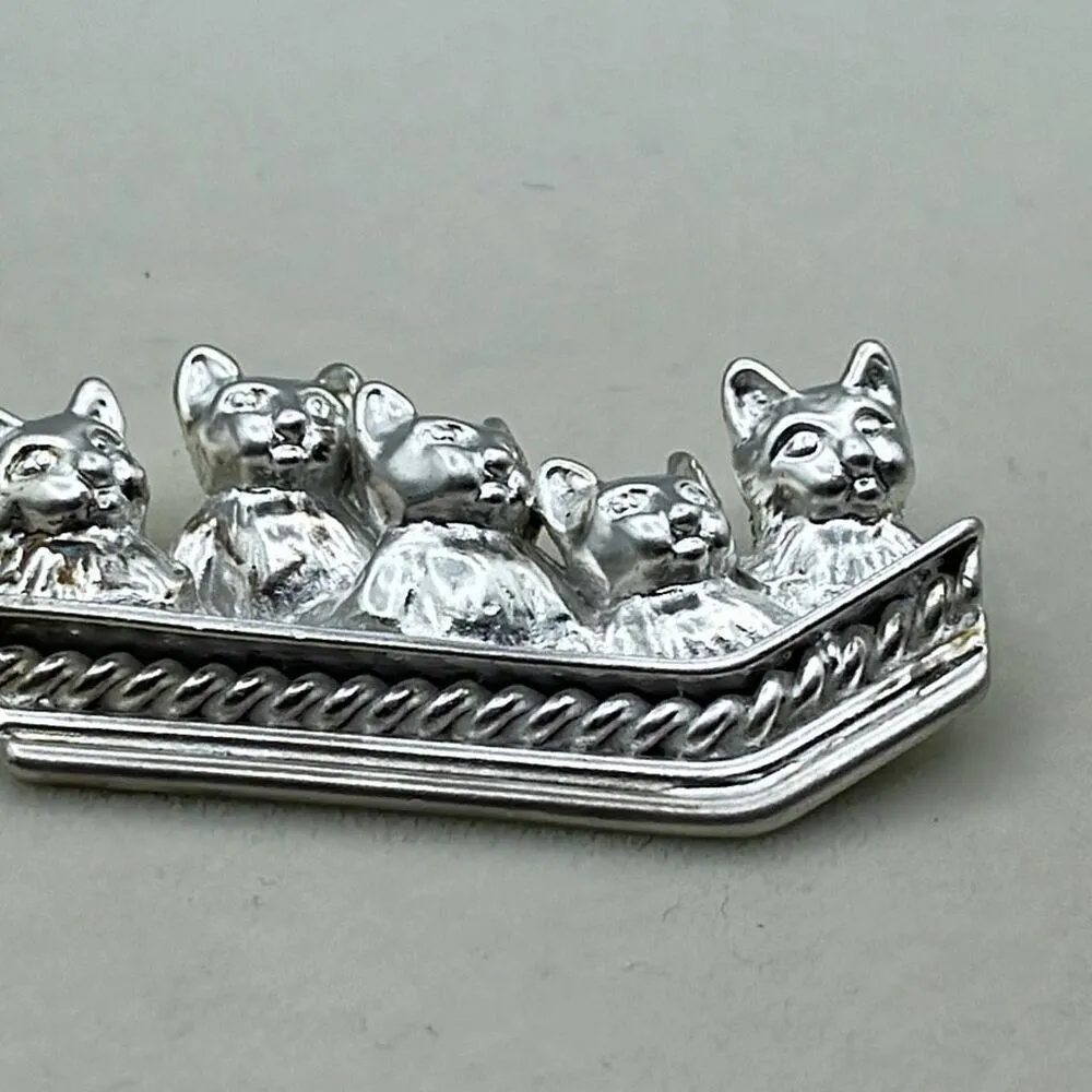 Vintage Kitties in a basket brooch. Silver - Image 3