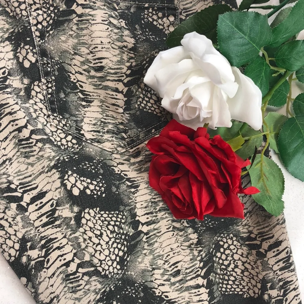 Cabi Snakeskin Look Jeans 4 Skinny Cropped - Image 8