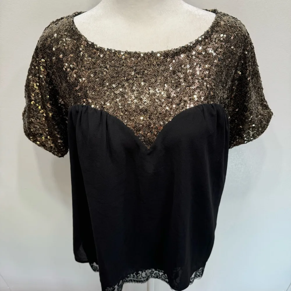 BKE Boutique Short Sleeve Black with Gold Sequins & Eyelash Fringe Lace Top S - Image 8