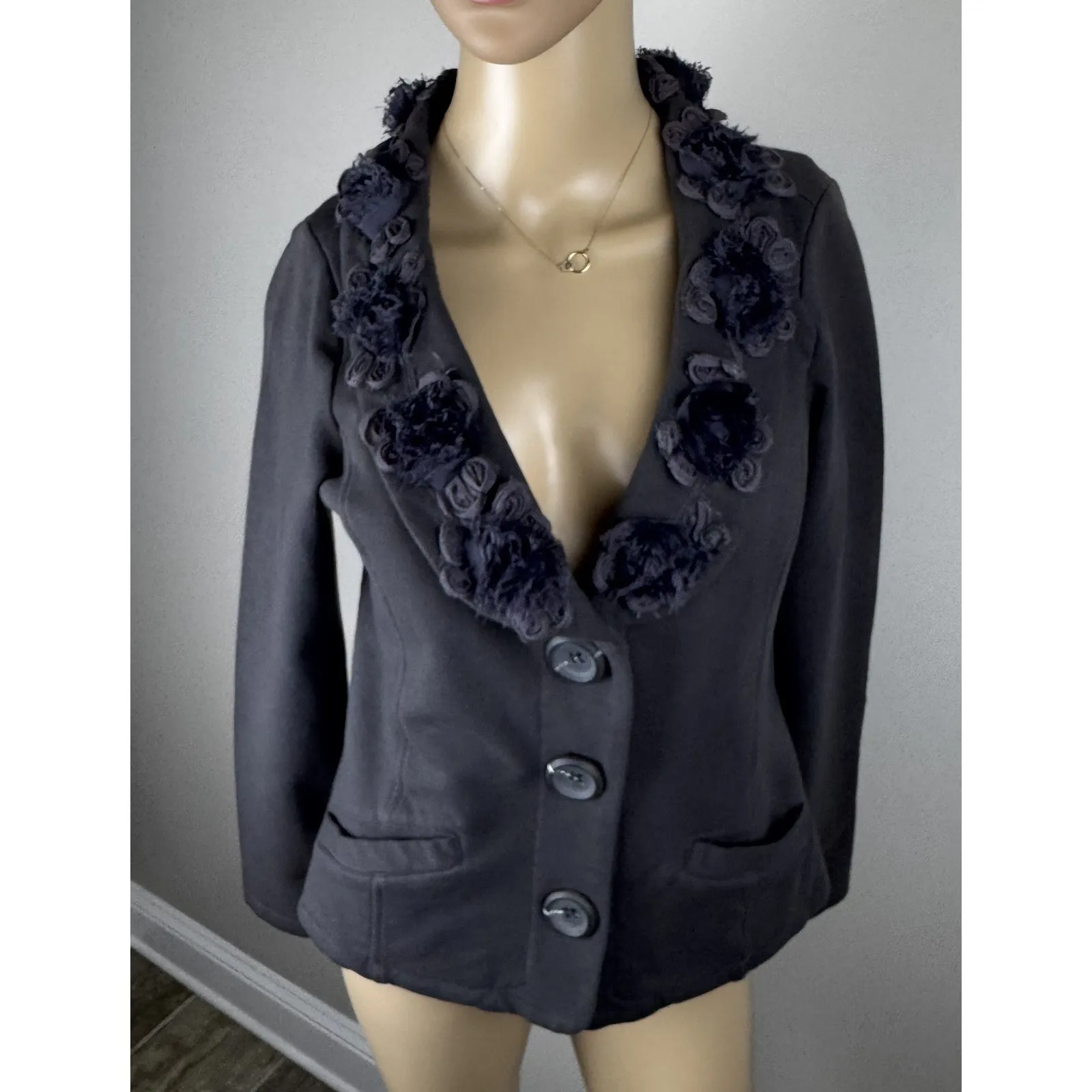 Nick & Mo Women's Sz S Buttoned Jacket Blazer Gray Flowered Appliqué Collar - Image 2