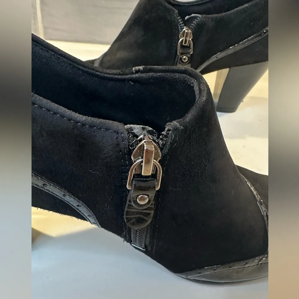 Clarks Artisan Black Suede and Patent Leather Heeled Shoes Classic Elegance - Image 9