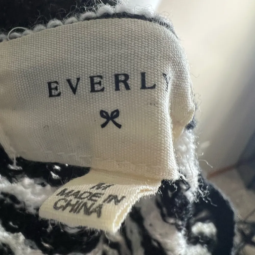 Everly light weight striped sweater medium - Image 9